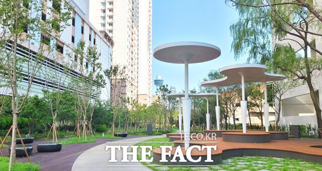 인천 남동국가산업단지를 통과하는 지하철 남동인더스파크역과 호구포역 주변은 녹지를 활용해 산업단지와 주거지의 경계를 허물었다. 산업통상자원부가 지원한 '활력 있고 아름다운 거리 조성 사업'으로 추진돼 노후 산업단지에 대한 부정적 이미지를 개선하고, 지하철로 출퇴근하는 근로자의 보행 환경을 개선했다. /인천테크노파크