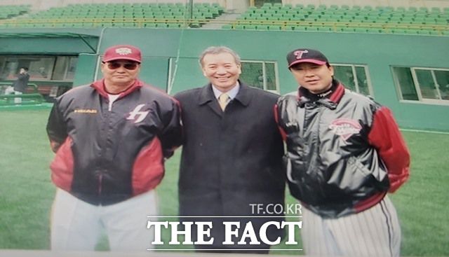 2008년 히어로즈 사령탑 시절의 이광환 감독(맨 왼쪽)과 기술고문 박용진(가운데), 김재박 LG 감독./박용진 소장