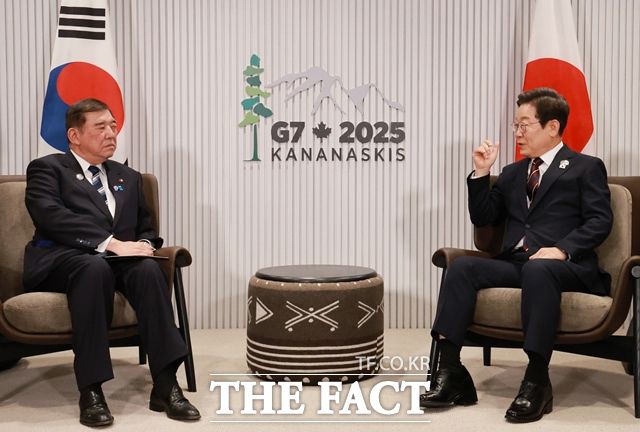 이재명 대통령이 6월 17일(현지시간) 캐나다 앨버타주 카나나스키스 G7 정상회의장에서 이시바 시게루 일본 총리와 한일 정상회담을 하고 있다. /뉴시스