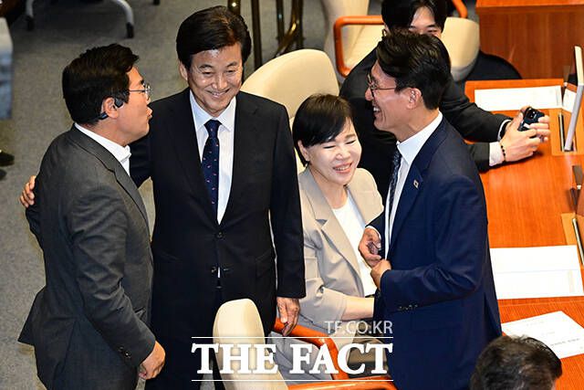 박찬대 더불어민주당 대표 후보와 정동영 통일부 장관 후보의 축하를 받는 김민석 후보.