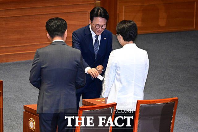 투표하는 김 후보자.