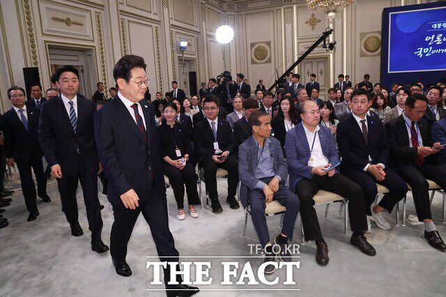 이재명 대통령이 3일 청와대 영빈관에서 열린 '대통령의 30일, 언론이 묻고 국민에게 답하다' 기자회견에 입장하고 있다./뉴시스