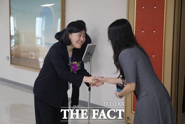 임 지검장은 이날 오전 10시 서울동부지검 3층 대강당에서 열린 제28대 서울동부지검장 취임식에서 "검찰은 정의와 죄의 무게를 재는 저울이다. 언제나 틀리는 저울도 쓸모없지만, 더러 맞고 더러 틀리는 저울 역시 믿을 수 없기에 쓸모가 없다"며 "주권자 국민의 신뢰가 없으면 검찰의 권위는 신기루가 된다"고 밝혔다. /정인지 기자