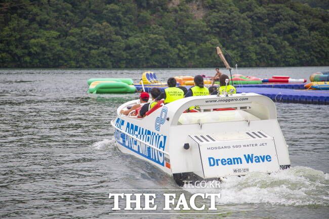 남양주 더드림핑에서 수상레저를 즐기고 있는 관광객. /경기관광공사