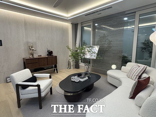 오티에르 포레 입주는 2027년 7월 예정이다. 사진은 견본주택에 마련된 59㎥A 타입 유니트다. /공미나 기자