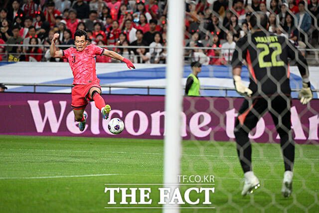 이태석이 6월 10일 오후 서울 마포구 서울월드컵경기장에서 열린 2026 국제축구연맹(FIFA) 북중미 월드컵 아시아 3차 예선 쿠웨이트전에서 슈팅을 시도하고 있다./서울월드컵경기장=남용희 기자