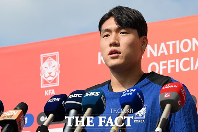 한국 남자 축구 국가대표팀 공격수 이호재가 3일 오후 경기도 성남시 성남종합운동장에서 동아시안컵 대비 첫 훈련 전 취재진 질문에 답하고 있다. /성남종합운동장=남용희 기자