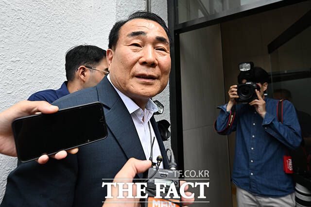 김건희 여사와 관련한 의혹을수사하는 민중기 특별검사팀 관계자가 압수수색을 위해 3일 오후 서울 종로구 삼부토건 사무실로 들어서며 취재진의 질의에 답변하고 있다. /서예원 기자