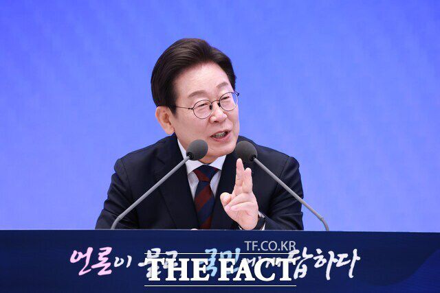 국정기획위원회가 기획재정부의 예산 기능과 검찰의 수사·기소권 분리를 포함한 정부 조직개편 논의에 속도를 내고 있다. 이재명 대통령이 3일 청와대 영빈관에서 열린 '대통령의 30일, 언론이 묻고 국민에게 답하다' 기자회견에서 질문에 답변하고 있다./뉴시스