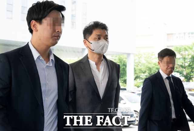 김범수 카카오 경영쇄신위원장이 지난달 30일 오전 서울 양천구 서울남부지방법원에서 열린 '자본시장법 위반' 혐의 공판에 출석하고 있다. /더팩트 DB