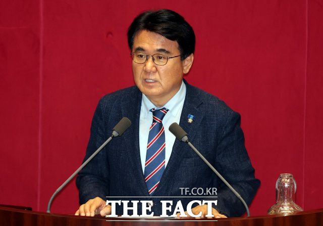 황운하 조국혁신당 의원이 4일 오후 서울 여의도 국회에서 열린 제426회 국회(임시회) 제5차 본회의에서 2회 추가경정예산안 중 검찰특활비 포함에 대한 반대토론을 하고 있다. /뉴시스