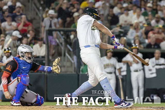 애슬레틱스 4번 닉 커츠가 5일(한국시간) 샌프란시스코전에서 6회말 승부에 쐐기를 박는 2점 홈런을 날리고 있다. /새크라멘토=AP.뉴시스