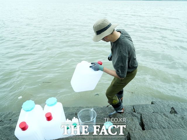 정부가 실태조사까지 나섰지만 일각에선 크게 우려할 문제가 아니라는 목소리도 나온다. 사진은 이날 한국원자력안전기술원(KINS) 전문가들이 인천 강화군에서 조사 시료를 채취하는 모습. /뉴시스.원자력안전위원회