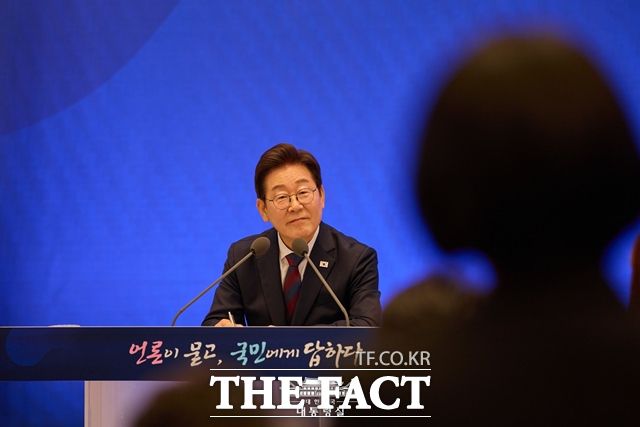 이 대통령은 "이번 대출 규제는 맛보기 정도에 불과하다. (활용할 수 있는) 부동산 관련된 정책은 많다"며 앞으로도 적극적으로 개입할 수 있다는 의지를 드러냈다. /대통령실