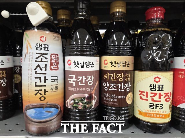 간장의 분류는 콩에서 감칠맛 성분인 아미노산을 얻어내기 위해 단백질을 분해하는 발효 방식에서 결정된다. /우지수 기자