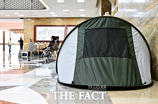 나 의원이 규탄 농성을 이어가면서 국회 로텐더홀에 마련한 텐트의 모습. /배정한 기자