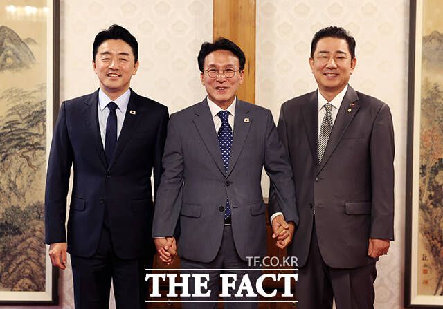 기념사진 촬영하는 강훈식 대통령 비서실장과 김민석 국무총리, 김병기 더불어민주당 대표 직무대행 겸 원내대표(왼쪽부터).