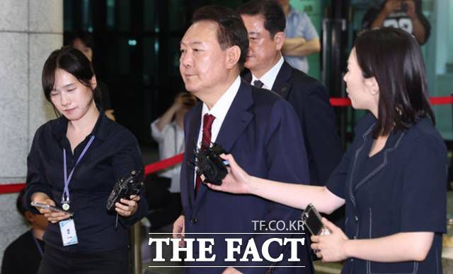 내란특검 대면조사를 마친 윤석열 전 대통령이 29일 오전 서울 서초구 서울고검에 마련된 내란특검 사무실에서 나와 귀가하고 있다. /뉴시스