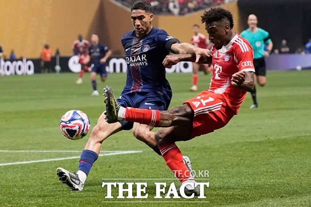 바이에른 뮌헨의 공격을 막아내고 있는 PSG의 오른쪽 풀백 아슈라프 하키미(왼족)./애틀랜타=AP.뉴시스