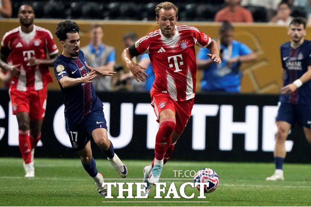 바이에른 뮌헨의 해리 케인(오른쪽)과 PSG의 비티냐가 볼을 다투고 있다./애틀랜타=AP.뉴시스