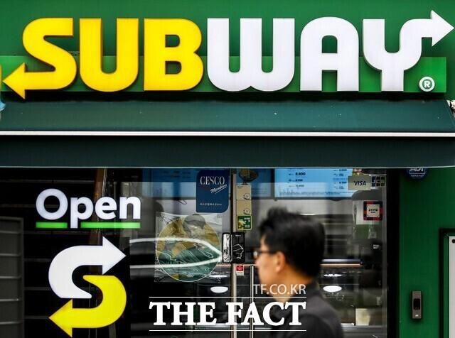 최근 한국파파존스와 써브웨이가 고객 정보가 유출됐다고 밝혔다. 사진은 한 시민이 써브웨이 매장 앞을 지나가고 있는 모습이다. /뉴시스