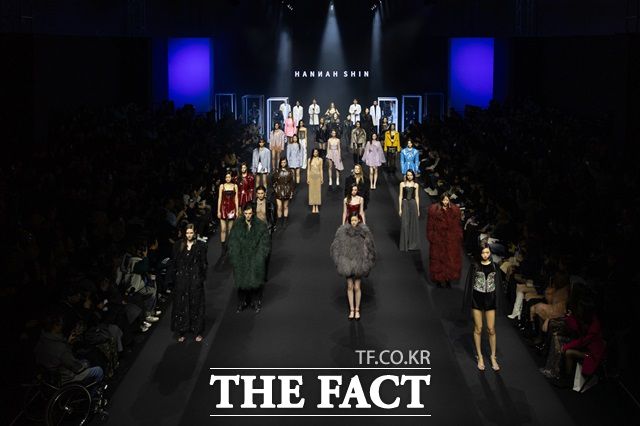 오세훈 시장은 4일(현지시간) 오전 9시 밀라노시청에서 주세페 살라 밀라노시장을 만나 패션·디자인 분야 협력 확대, 문화예술 교류, 관광 활성화 및 도시 브랜드 제고 방안을 폭넓게 논의했다. 사진은 2025 F/W 서울패션위크 패션쇼. /서울시