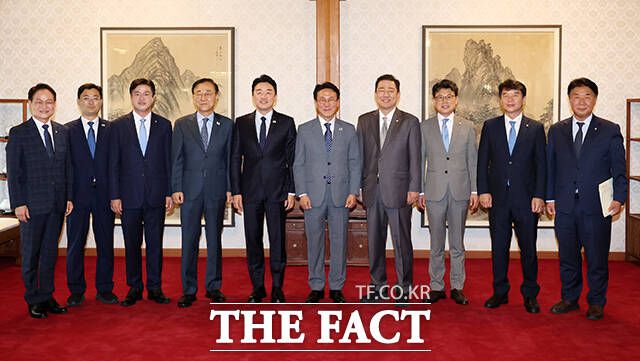 기념사진 촬영하는 이재명 정부 첫 고위당정협의회 참석자들.