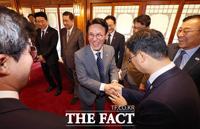 참석자들과 인사하는 김민석 국무총리.