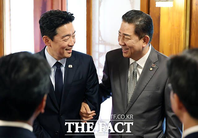 인사하는 강훈식 대통령 비서실장과 김병기 더불어민주당 당대표 직무대행 겸 원내대표.