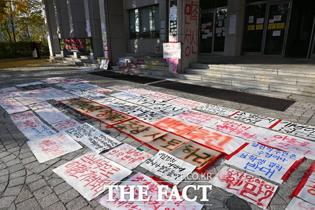7일 서울 성북경찰서에 따르면 지난 4일 성신여자대학교에 폭발물을 설치했다는 신고가 접수돼 경찰이 수색에 나섰다. /이새롬 기자