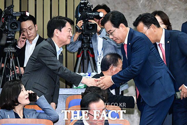 국민의힘 비상대책위원회가 7일 "안철수 혁신위원장의 제안을 전폭적으로 수용했다"라며 당 혁신위원회 구성안을 발표했다. 그러나 안 위원장은 "합의되지 않은 날치기 혁신위를 거부한다"라며 위원장 사퇴 후 전당대회 출마를 선언했다./남윤호 기자