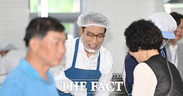 2일 최경식 전북 남원시장이 동부노인복지관에서 복지정책 간담회에 앞서 배식봉사를 통해 시민들과 소통하고 있다. /남원시