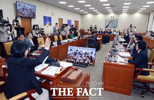 최민희 국회 과방위원장이 7일 서울 여의도 국회에서 열린 과학기술정보방송통신위원회 전체회의에서 방송3법 등에 대해 거수 표결하고 있다. /뉴시스