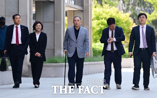 지난 4월 29일 윤석열 전 대통령 부부 공천 개입 의혹을 받는 명태균 씨가 서울 서초구 서울고등검찰청에 출석하던 당시. /이새롬 기자