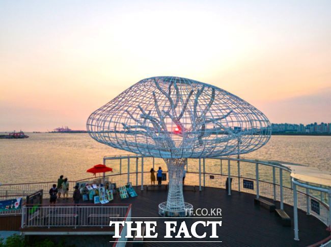 2020년 한국야간관광 100선에 선정된 오이도 생명의 나무 전경./한국관광공사