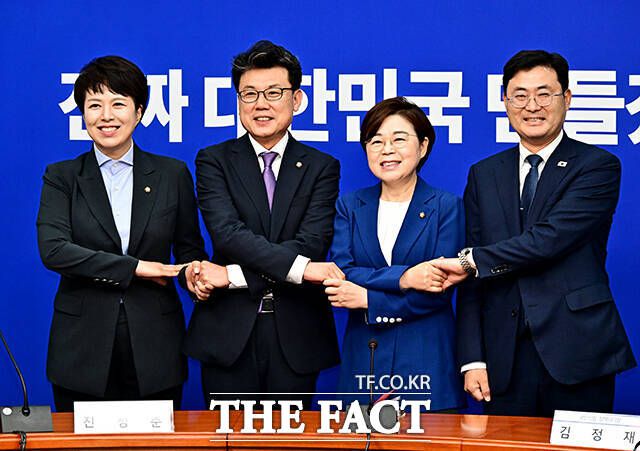 진성준 더불어민주당 정책위의장과 김정재 국민의힘 정책위의장이 7일 오전 서울 여의도 국회에서 열린 여야 정책위의장 상견례에 참석해 기념사진 촬영을 하고 있다. 왼쪽부터 김은혜 국민의힘 원내정책수석부대표, 진 의장, 김 의장, 이정문 민주당 정책위수석부의장. /국회=배정한 기자