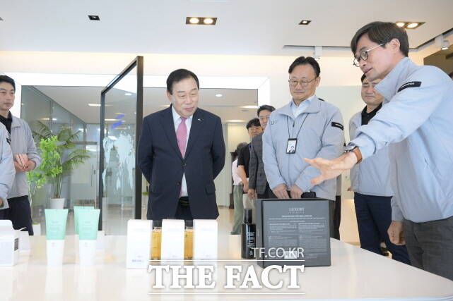 최민호 세종시장(왼쪽)이 7일 소정면 나우코스 세종 제2공장을 찾아 소통행정을 펼치고 있다. /세종시