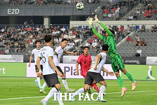 대한민국과 중국의 동아시아축구연맹(EAFF) E-1 챔피언십(동아시안컵) 개막 경기가 7일 오후 경기 용인시 용인미르스타디움에서 열린 가운데 주민규가 공중볼 다툼을 하고 있다./용인미르스타디움=남용희 기자