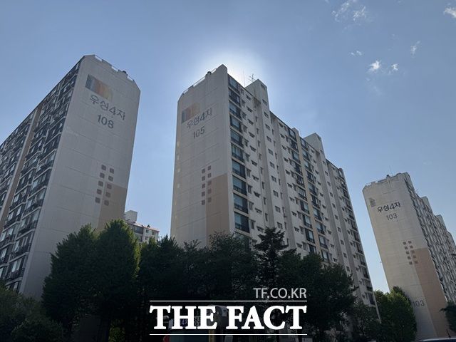 서울 송파구 잠실우성4차 재건축 조합이 49층으로 층수를 높이기로 했다. 지난해 8월부터 기존 32층에서 변경을 추진한 지 약 1년 만이다. /황준익 기자