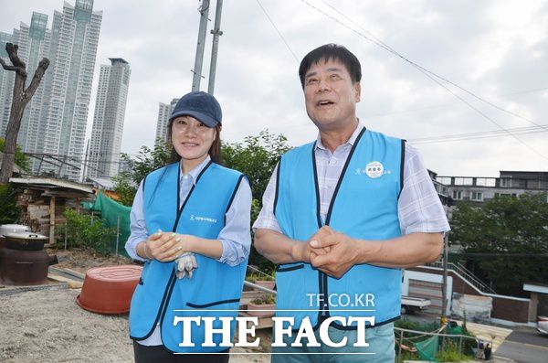 '사랑의 연탄 나눔 봉사' 800주 차를 맞은 6일 권흥주 대전봉사체험교실 회장(사진 오른쪽)과 유승연 대덕구의원이 회원들에게 인사말을 하고 있다. /선치영 기자