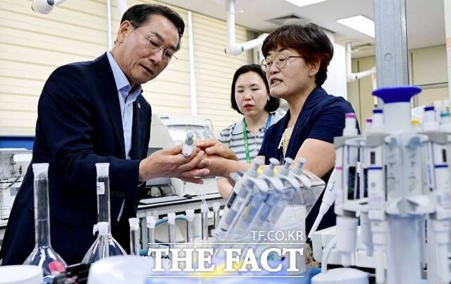 유정복 인천시장이 8일 인천 및 강화 연안 방사성 물질 조사와 관련해 인천보건환경연구원을 찾아 실험실 검사장비를 점검하고 있다./인천시