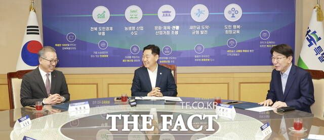 8일 전북도청 도지사 회의실에서 열린 '전주 종합경기장 MICE 복합단지 관광호텔 건립 투자협약식'에 참석한 김관영 도지사(가운데)와 우범기 전북 전주시장(왼쪽 세번째), 정준호 롯데쇼핑 대표가 환담을 나누고 있다. /전북도
