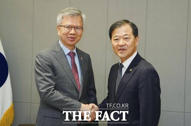 이형훈 보건복지부 제2차관(오른쪽)은 8일 김택우 대한의사협회(의협) 회장과 만났다. / 의협 제공
