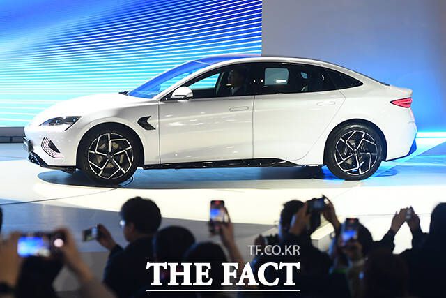 BYD코리아는 4월 첫 모델인 소형 SUV 아토3를 출시한 이후 두 달 만에 누적 판매 1000대를 돌파했다. 연내 중형 세단 씰(Seal)과 중형 SUV 씨라이언7(Sealion 7)도 추가로 선보일 예정이다. BYD 씰. /장윤석 기자