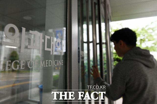 의정 대화가 재개되면서 '학사 유연화 검토' 소식이 흘러나오자 학사 유연화의 필요성과 정당성을 둘러싼 논쟁도 본격화하는 상황이다. 사진은 연세대학교 의과대학. /서예원 기자
