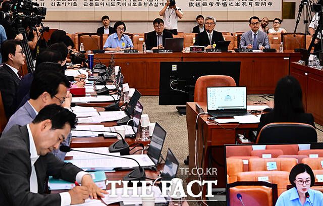 국회 법제사법위원회는 9일 국회에서 검찰개혁 법안 관련 공청회를 열었다. 여야는 검찰청 폐지와 수사·기소권 분리를 골자로 하는 검찰개혁 법안에 팽팽히 맞섰다. 사진은 공청회에 참석한 김예원 변호사와 김필성 변호사, 김종민 변호사, 황문규 중부대 경찰행정학과 교수(왼쪽부터). /국회=배정한 기자