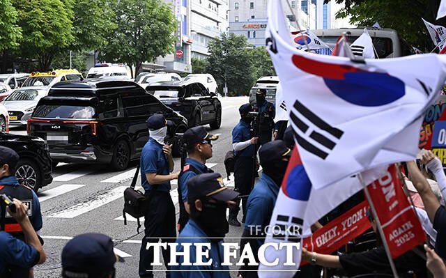 윤석열 전 대통령이 탄 차량이 9일 오전 서울 서초구 윤 전 대통령의 사저 아크로비스타에서 나와 서울중앙지방법원으로 향하고 있다. /장윤석 기자