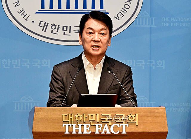 비주류는 구주류의 '정치적 책임'을 강조하며 그들에 대한 '인적 청산'을 압박할 것으로 보인다. 사진은 안철수 국민의힘 의원이 7일 오전 서울 여의도 국회 소통관에서 기자회견을 열고 당대표 출마선언을 하고 있는 모습. /배정한 기자