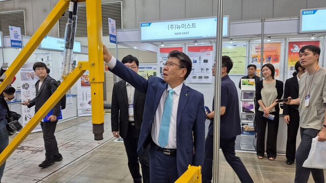 김현중 한국산업안전보건공단 이사장이 9일 경기 고양시 킨텍스에서 열린 스마트 안전보건박람회에 참석해 현장을 둘러보고 있다. / 정다운 기자
