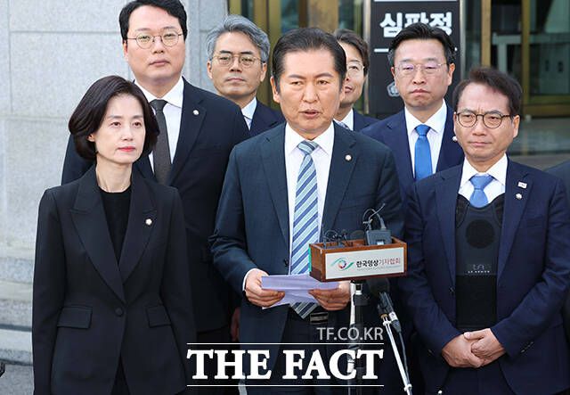 6일 광주 김대중컨벤션센터에서 북콘서트를 연 정 의원은 "5.18 광주 영령들이 아니었다면 아마 오늘의 우리가 없었을지 모른다"라며 "위대한 광주 정신 5.18 민주화 운동 정신에 빛나는 우리 호남 국민께 다시 한번 깊이 감사드린다"고 밝혔다. /사진공동취재단